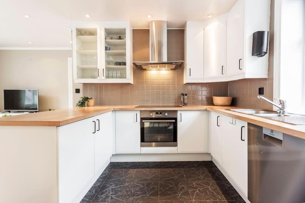 New! Modern Top Floor Apartment In Historic Area! 卑爾根 外观 照片